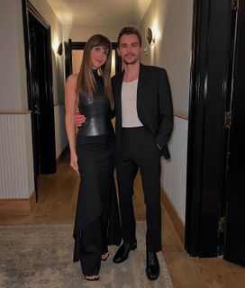 Alison Brie feet photo thumbnail