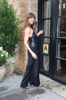 Alison Brie feet photo thumbnail