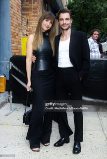 Alison Brie feet photo thumbnail