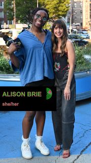 Alison Brie feet photo thumbnail