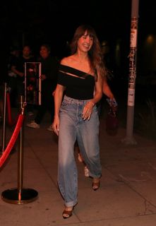 Alison Brie feet photo thumbnail