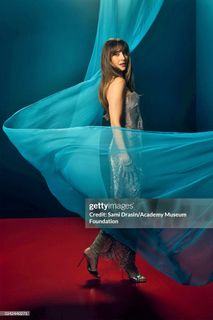 Alison Brie feet photo thumbnail