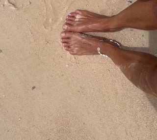 Alison Cossenet feet photo 15