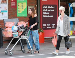 Alison King feet photo thumbnail