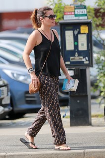 Alison King feet photo thumbnail