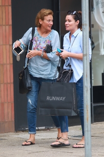 Alison King feet photo thumbnail