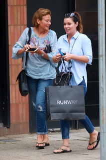 Alison King feet photo thumbnail