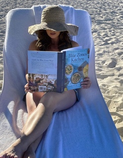 Alison Kosik feet photo 5