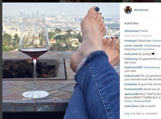 Alison Sweeney feet photo thumbnail