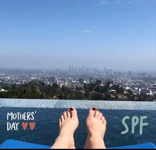 Alison Sweeney feet photo thumbnail