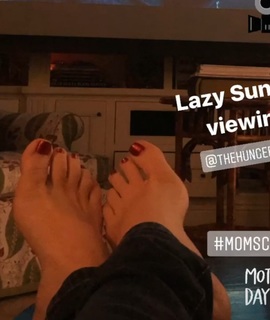 Alison Sweeney feet photo thumbnail
