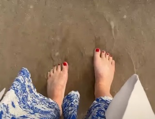 Alison Sweeney feet photo thumbnail