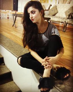 Alizeh Shah feet photo 3