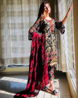 Alizeh Shah feet photo 19