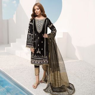 Alizeh Shah feet photo 10