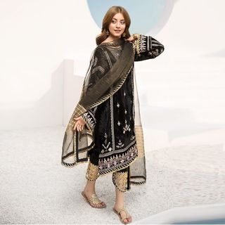 Alizeh Shah feet photo 9