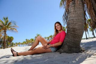 Alizé Cornet feet photo thumbnail