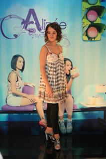 Alizée feet photo thumbnail