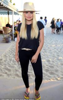 Alli Simpson feet photo 11