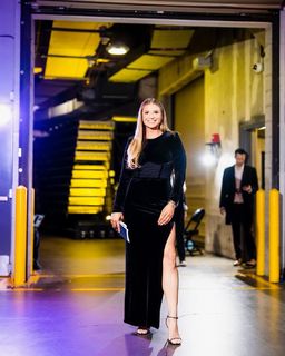 Allie Clifton feet photo thumbnail