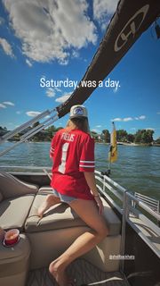Allie Clifton feet photo thumbnail