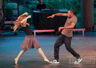 Allison Holker feet photo 4