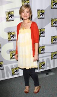 Allison Mack feet photo thumbnail
