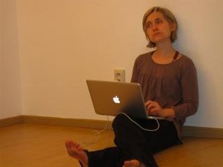 Allison Mack feet photo thumbnail