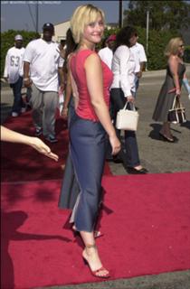 Allison Mack feet photo thumbnail