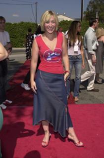 Allison Mack feet photo thumbnail
