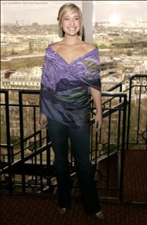 Allison Mack feet photo thumbnail