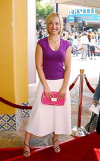 Allison Mack feet photo thumbnail