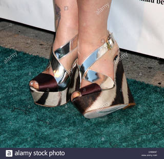 Allison Mack feet photo thumbnail