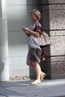 Allison Mack feet photo thumbnail