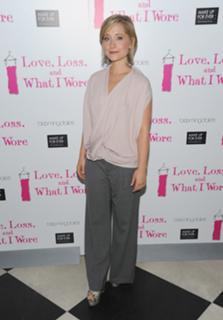 Allison Mack feet photo thumbnail