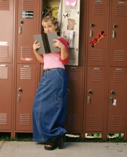 Allison Mack feet photo thumbnail