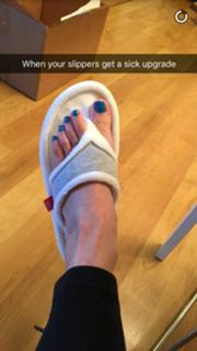 Allison Raskin feet photo thumbnail