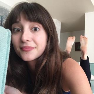 Allison Raskin feet photo thumbnail