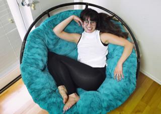 Allison Raskin feet photo thumbnail