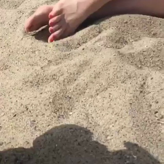 Allison Raskin feet photo thumbnail