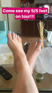 Allison Raskin feet photo thumbnail