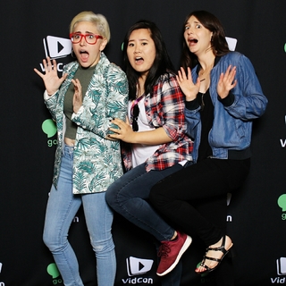 Allison Raskin feet photo thumbnail