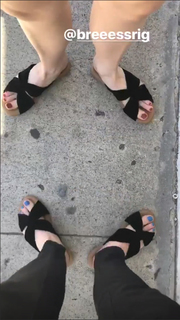 Allison Raskin feet photo thumbnail