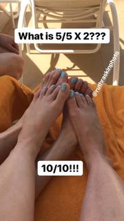 Allison Raskin feet photo thumbnail