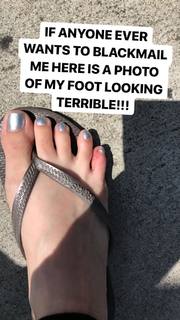 Allison Raskin feet photo thumbnail