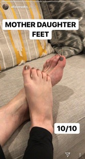 Allison Raskin feet photo thumbnail