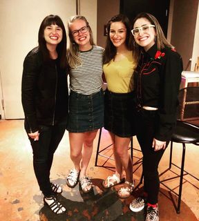 Allison Raskin feet photo thumbnail