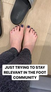 Allison Raskin feet photo thumbnail