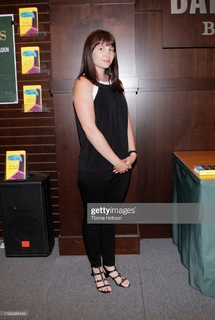 Allison Raskin feet photo thumbnail