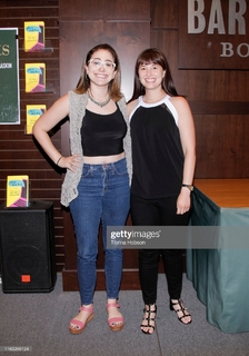 Allison Raskin feet photo thumbnail